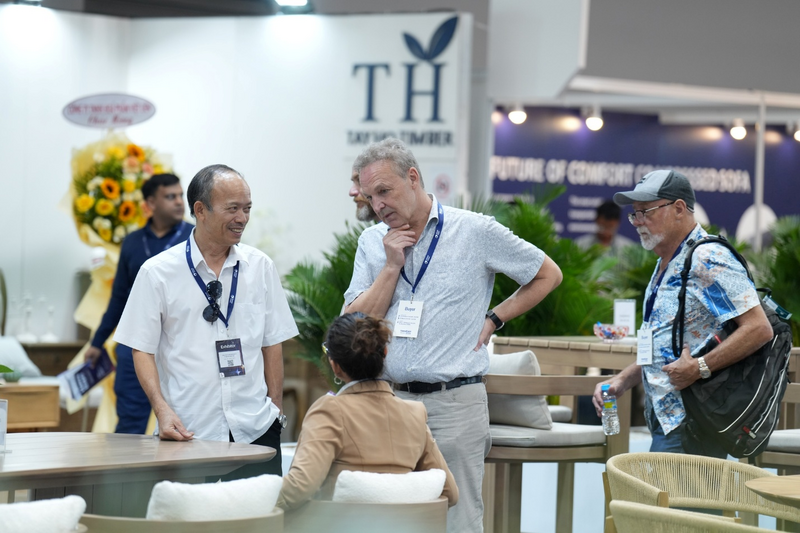 Nhà mua hàng quốc tế trao đổi tại một gian hàng ở HawaExpo 2026