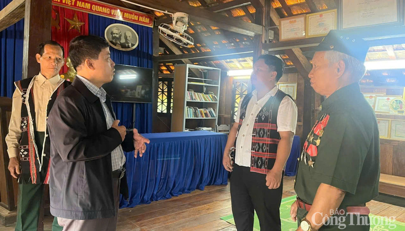 Cán bộ xã, thôn và các tổ chức đoàn thể trực tiếp đến từng hộ dân để thông tin về ngày bầu cử, vận động bà con tham gia đầy đủ