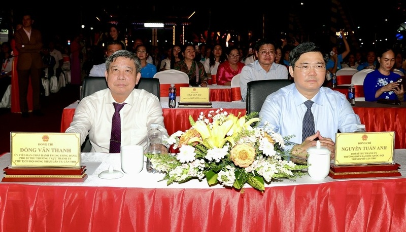 Cần Thơ tạo khí thế phấn khởi hướng về ngày hội lớn của toàn dân. Ảnh: Phạm Trung