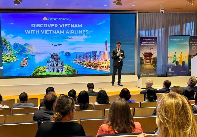 Ông Nguyễn Tiến Hoàng, Trưởng đại diện Vietnam Airlines tại châu Âu phát biểu tại sự kiện
