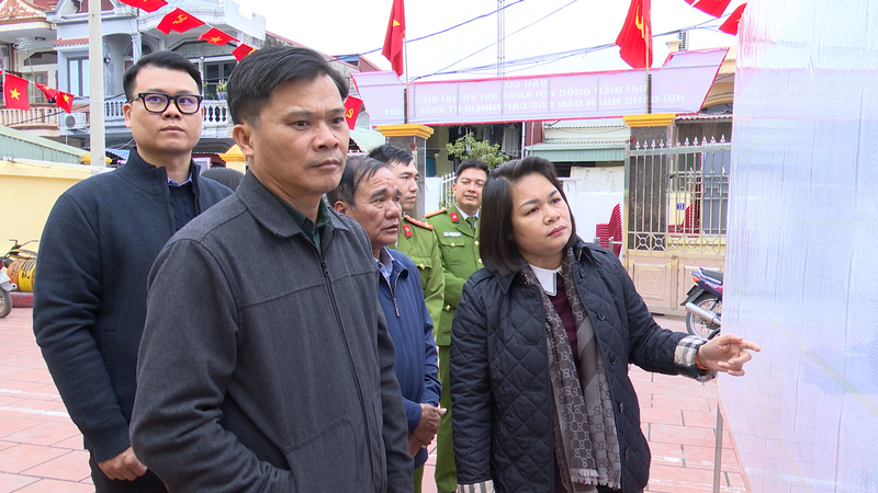 Lãnh đạo phường Phù Liễn, TP. Hải Phòng kiểm tra các điểm chuẩn bị bầu cử. Ảnh: Quỳnh An
