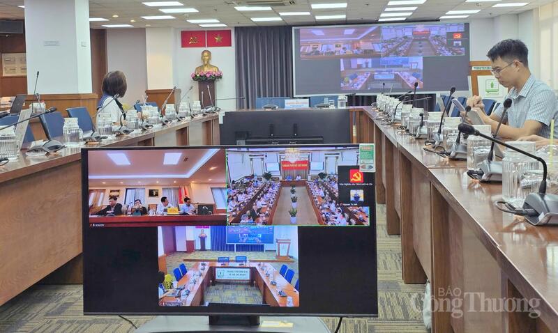 Hội thảo "Giải pháp thúc đẩy tăng trưởng hai con số từ các động lực truyền thống và động lực mới trong bối cảnh đảm bảo ổn định năng lượng tại TP. Hồ Chí Minh" được tổ chức trực tuyến tại nhiều điểm cầu. Ảnh chụp tại điểm cầu trực tuyến Trung tâm Báo chí TP. Hồ Chí Minh.