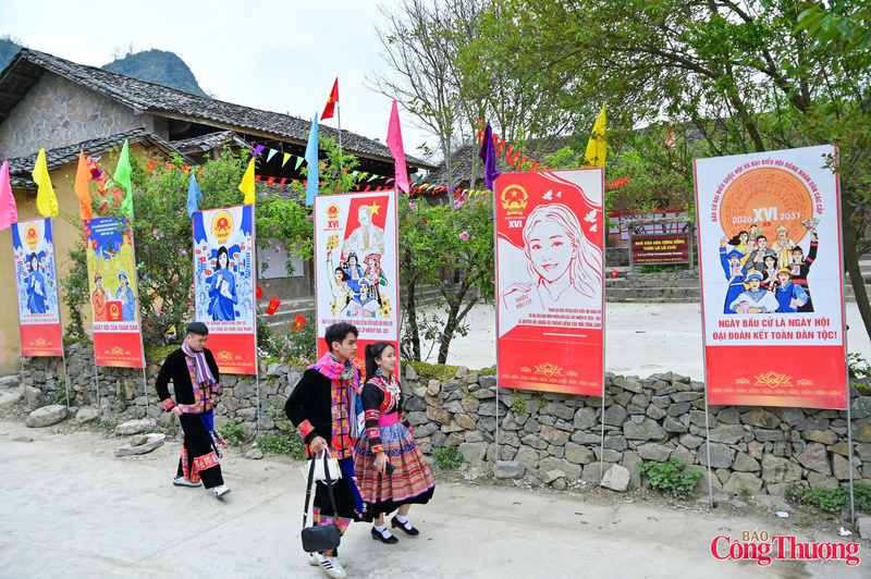 Từ trung tâm xã đến các thôn, bản xa xôi, cờ đỏ sao vàng, băng-rôn, khẩu hiệu tuyên truyền về bầu cử được treo trang trọng.