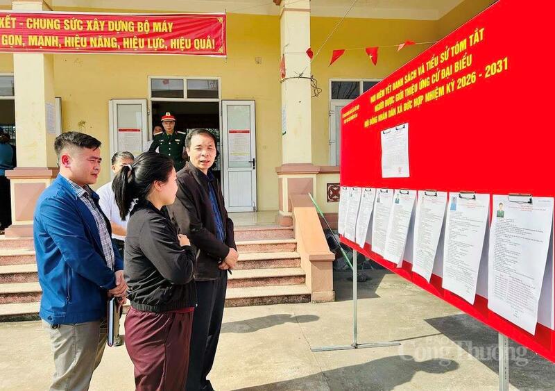 Ông Đinh Quang Hào, Chủ tịch UBND xã Đức Hợp đã trực tiếp kiểm tra các khu vực bỏ phiếu tại tổ bầu cử 15, 16, 17, 18, 19, 20.