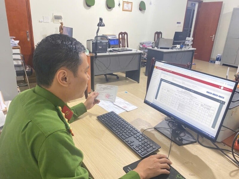 Thông tin người tham gia ứng cử tại xã Quốc Oai được đẩy qua hệ thống phần mềm trực tuyến giúp cử tri thuận lợi tiếp cận. Ảnh: H.Linh