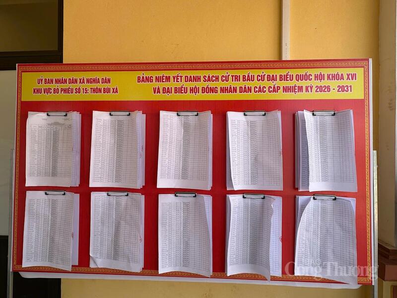 Bảng niêm yết danh sách người ứng cử đại biểu Quốc hội khóa XVI và đại biểu HĐND tại khu vực bỏ phiểu số 15 (xã Nghĩa Dân) được bố trí ở khu vực thuận tiện cho cử tri theo dõi.