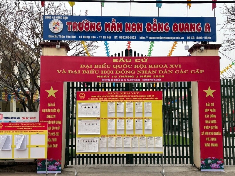 Công tác niêm yết danh sách cử tri và thông tin ứng cử viên được thực hiện công khai tại các điểm bỏ phiếu trên địa bàn xã Hưng Đạo. Ảnh: H.Linh