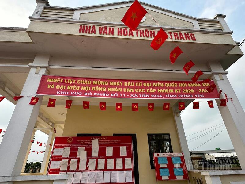 Nhà văn hóa thôn An Tràng - khu vực bỏ phiếu số 11 (xã Tiên Hoa) trang hoàng rực rỡ cờ hoa chào mừng ngày hội toàn dân.