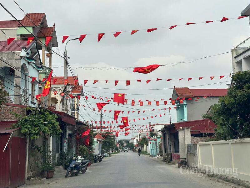 Tại khu vực đường làng, ngõ xóm (xã Quỳnh Phụ) trang hoàng rực rỡ cờ hoa chào mừng ngày hội toàn dân.
