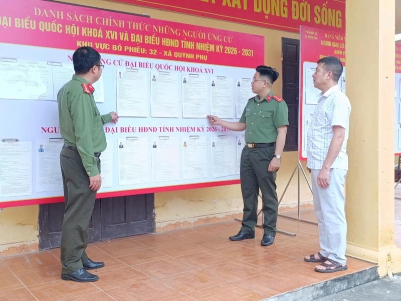 Công an xã Quỳnh Phụ kiểm tra công tác bảo đảm an ninh trật tự tại các khu vực bỏ phiếu. Ảnh: Ngọc Hòa