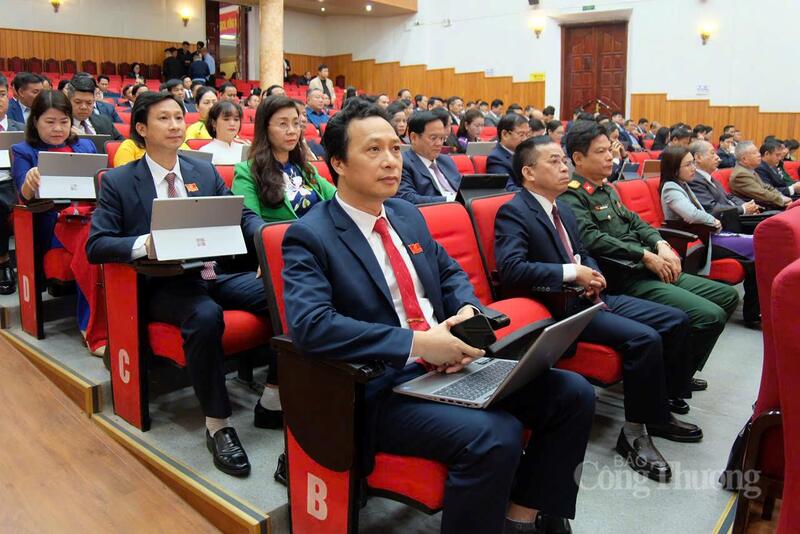 Các đại biểu HĐND tỉnh Điện Biên thông qua nghị quyết đầu tư tuyến đường cao tốc Sơn La - Điện Biên - Cửa khẩu Tây Trang giai đoạn 1. Ảnh: Thu Thủy