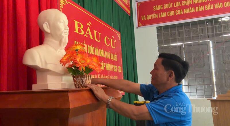 Theo ông Hoàng Văn Páo, Trưởng buôn H’Mông người dân địa phương đã được cấp phát thẻ cử tri. Ảnh: Vũ Long