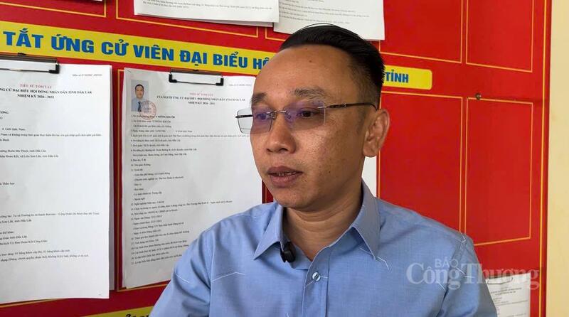 Ông Nguyễn Minh Quý - Trưởng phòng Văn hóa - Xã hội xã Ea Kiết chia sẻ với phóng viên Báo Công Thương về công tác bầu cử. Ảnh: Vũ Long