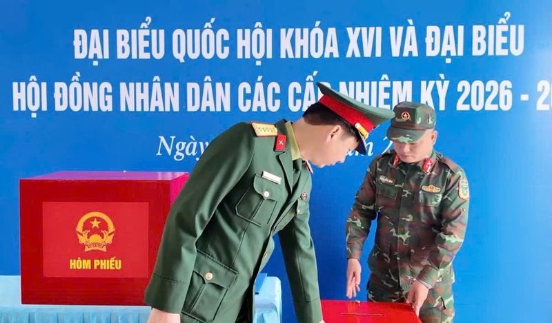 Đoàn kiểm tra công tác bầu cử số 16 kiểm tra tại Tiểu đoàn Phòng thủ đặc khu Bạch Long Vĩ. Ảnh: BLV