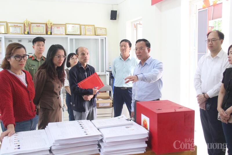 Các khu vực để giấy tờ, tài liệu, thùng phiếu được phân chia rõ ràng, thuận tiện nhất cho cử tri tham gia bỏ phiếu.