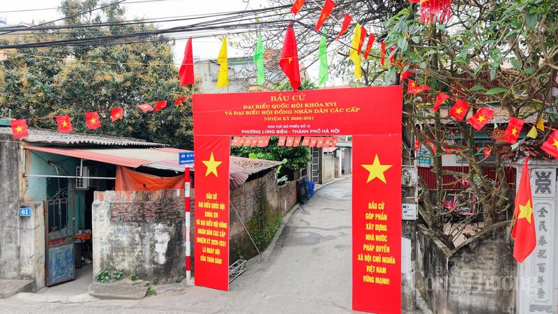 Cổng vào khu vực bỏ phiếu số 12, phường Long Biên.