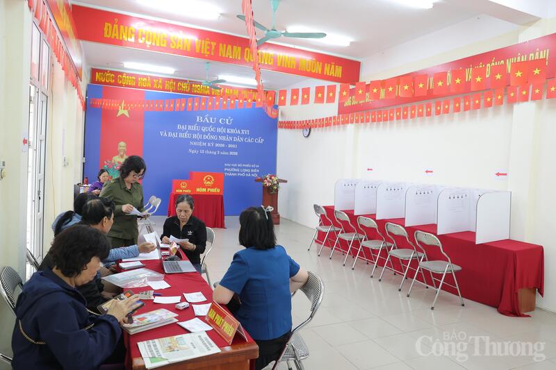 Khu vực bố trí bàn phát phiếu cho cử tri tại khu vực bỏ phiếu số 4, phường Long Biên.