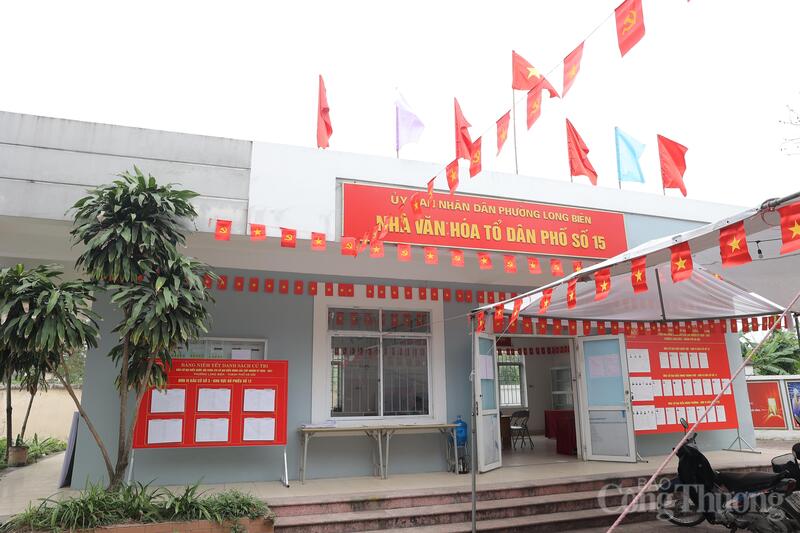 Khu vực bỏ phiếu tại Nhà văn hoá Tổ dân phố 15, phường Long Biên.