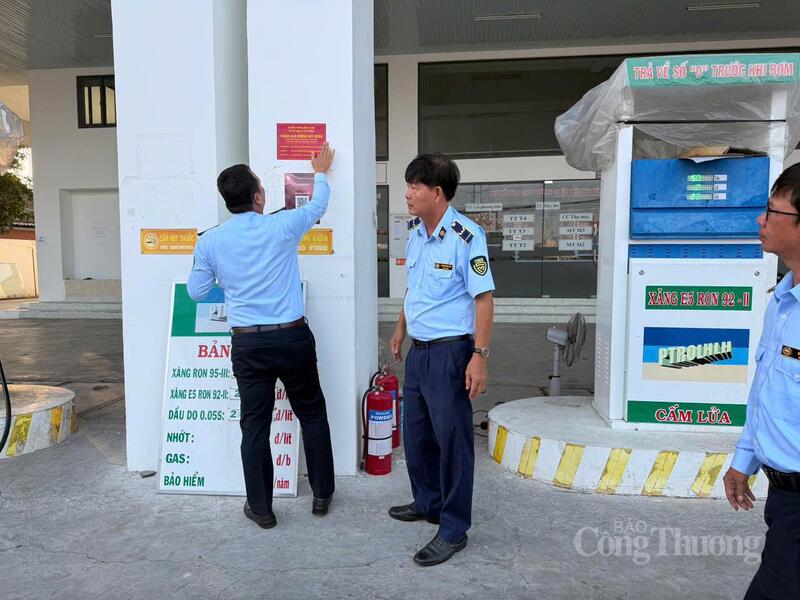 Việc dán thông báo số điện thoại đường dây nóng tại các cây xăng sẽ hoàn tất trước ngày 15/3.