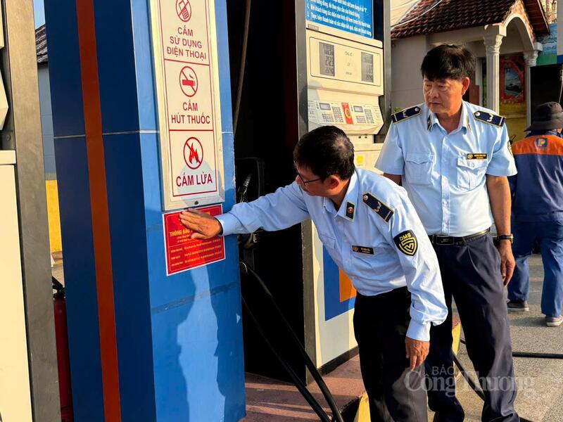 Lực lượng quản lý thị trường Cà Mau dán thông báo số điện thoại đường dây nóng tại các cây xăng trên địa bàn tỉnh.
