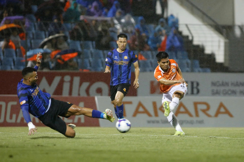 Tiền đạo trẻ Đình Duy mở tỷ số cho SHB Đà Nẵng ngay những phút đầu của trận đấu. Ảnh: Viết Niệm