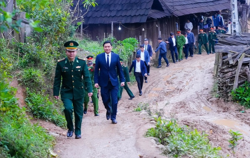 Phó Bí thư Thường trực Tỉnh ủy Hoàng Nghĩa Hiếu tham dự cuộc bầu cử sớm tại bản Huồi Mới, xã Tri Lễ