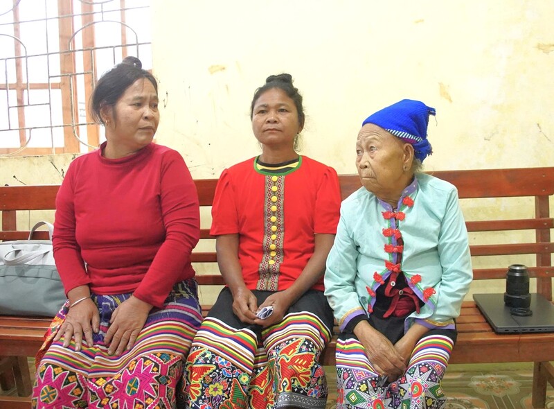 Người già, phụ nữ ở các bản làng dậy sớm đi bầu cử và ngồi chờ theo thứ tự