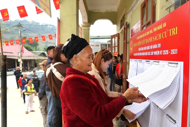 Những cử tri đã trải qua nhiều kỳ bầu cử đại biểu Quốc hội và HĐND các cấp phấn khởi đi bầu từ sớm