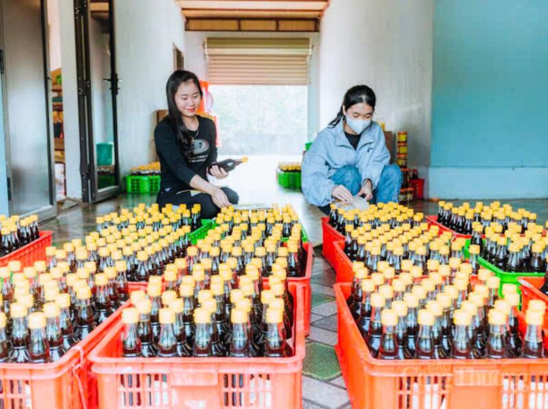 HTX Chiến Thắng ở Hà Tĩnh dán tem truy xuất nguồn gốc trước khi đưa sản phẩm ra thị trường. Ảnh: HTX Chiến Thắng