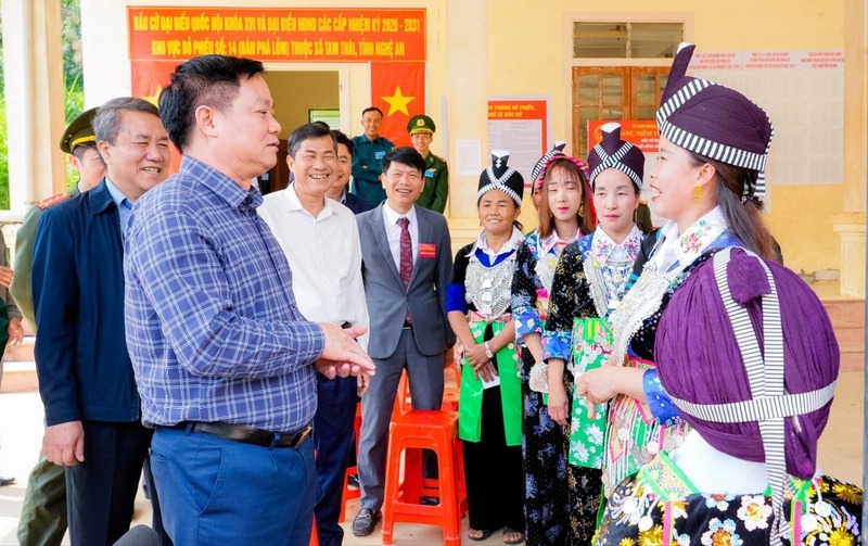 Bí thư Tỉnh ủy Nguyễn Khắc Thận có mặt tại điểm bầu cử để thăm hỏi, động viên và ghi nhận tinh thần trách nhiệm của cử tri đồng bào dân tộc thiểu số