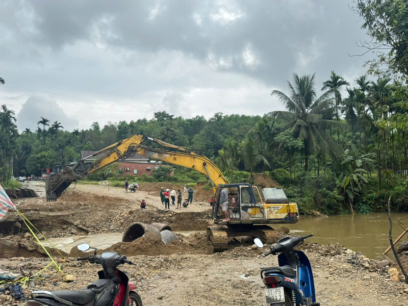 Xã Trà Liên khẩn trương khắc phục sự cố trôi cầu tạm, chủ động phương án đảm bảo cho ngày bầu cử 15/3. Ảnh: UBND xã Trà Liên