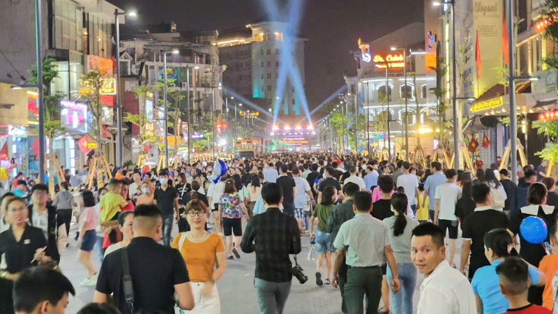 Phố đi bộ - tuyến phố đêm Hai Bà Trưng ngày đầu khai mạc. Ảnh: Nguyễn Tuấn