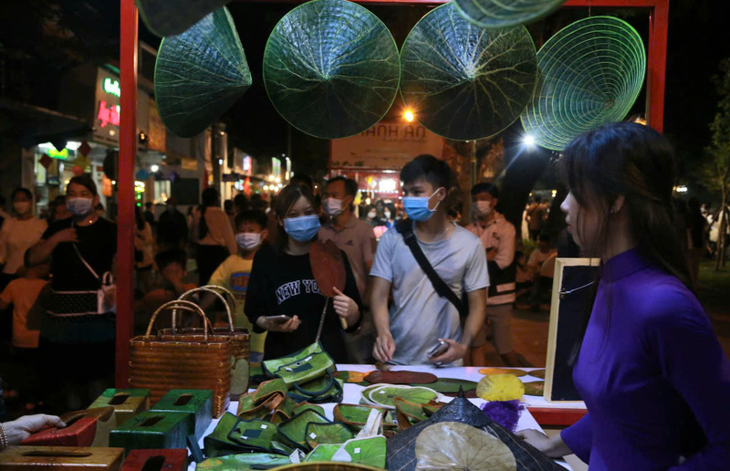 Hàng hoá, quà lưu niệm bày bán ở phố đêm còn đơn điệu, chưa mang đặc trưng, bản sắc văn hoá, di sản Huế. Ảnh: Nguyễn Tuấn