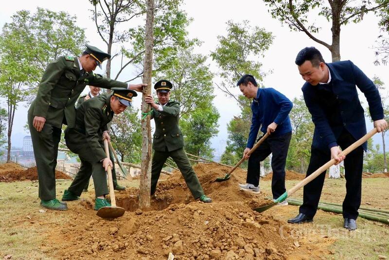 Lãnh đạo Sở Công Thương tỉnh Lai Châu cùng các đại biểu tham gia trồng cây tại buổi lễ phát động.