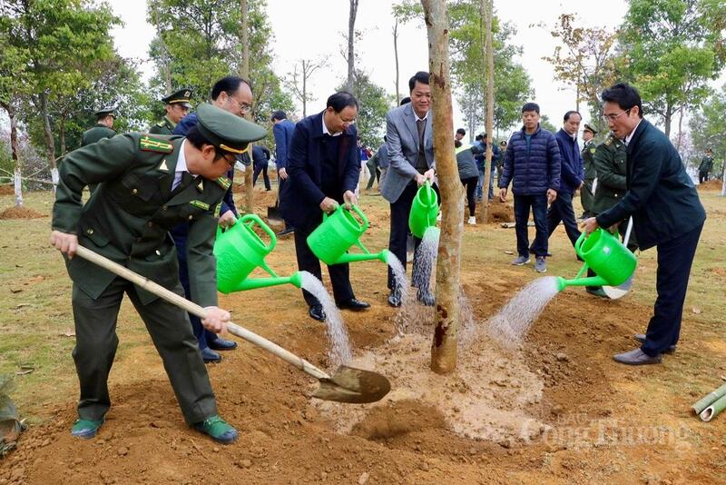 Bí thư Tỉnh ủy Lai Châu Lê Minh Ngân cùng các đại biểu tham gia trồng cây tại Khu Lâm viên phường Tân Phong.