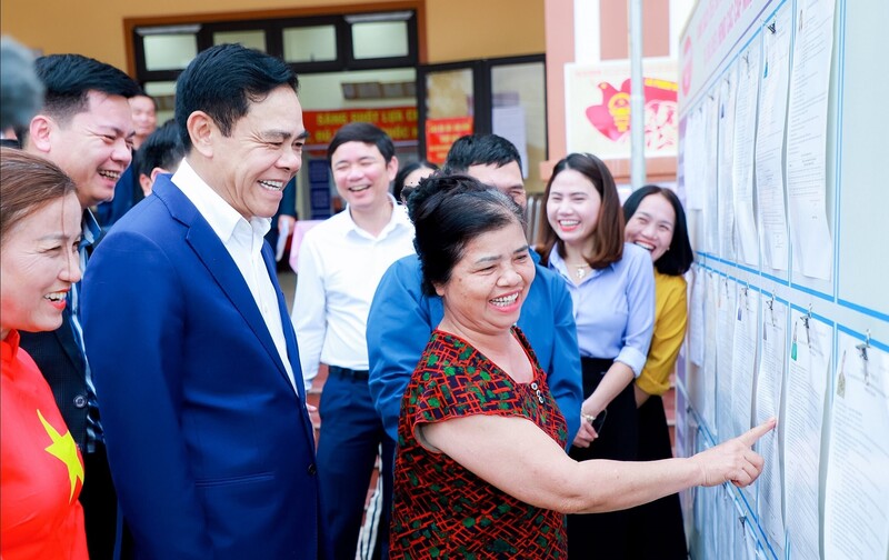 Chủ tịch UBND tỉnh Võ Trọng Hải hoà chung niềm vui với người dân xã Đại Huệ