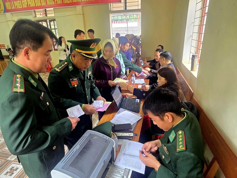 Lực lượng bộ đội biên phòng đã triển khai tích cực công tác bầu cử; làm tốt công tác tuyên truyền, vận động bà con đi bầu cử và hoà chung niềm vui với bà con trong ngày trọng đại