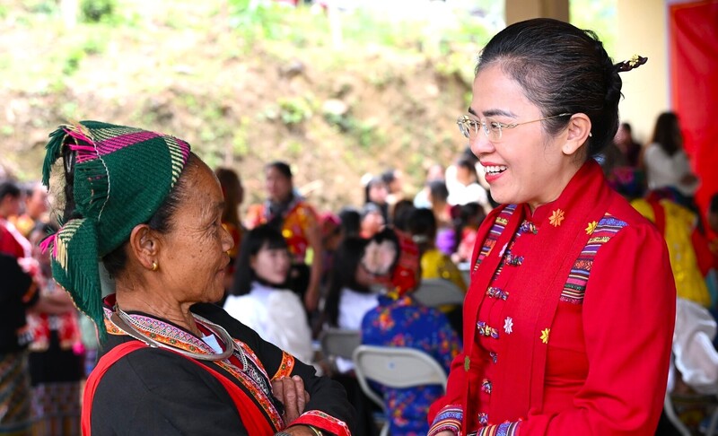 Phó Bí thư Tỉnh ủy Võ Thị Minh Sinh trò chuyện, thăm hỏi người dân trong ngày đi bầu cử