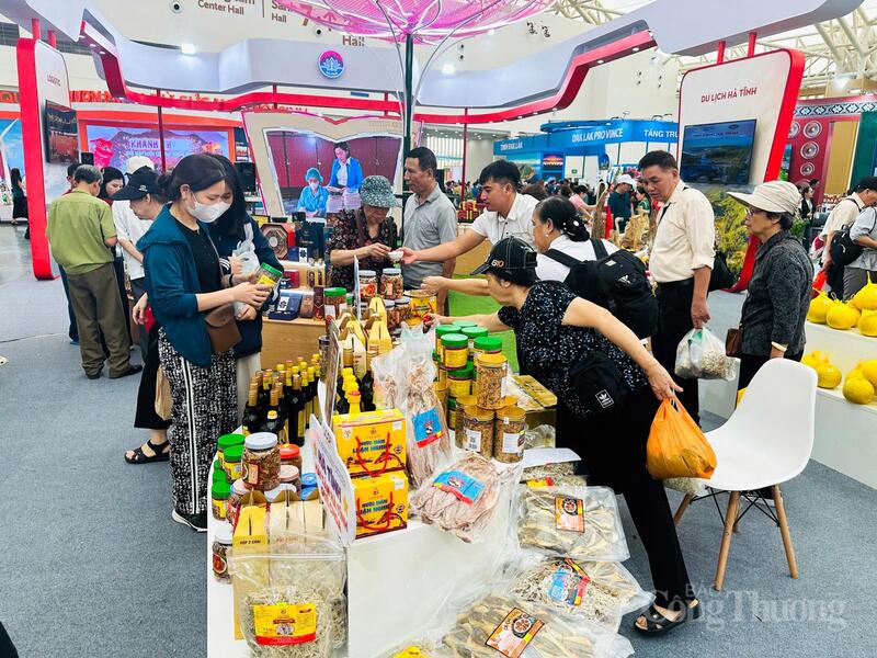 Minh bạch thông tin, sản phẩm "made in Hà Tĩnh" được người tiêu dùng ưa chuộng tại các hội chợ lớn. Ảnh: Phúc Sơn