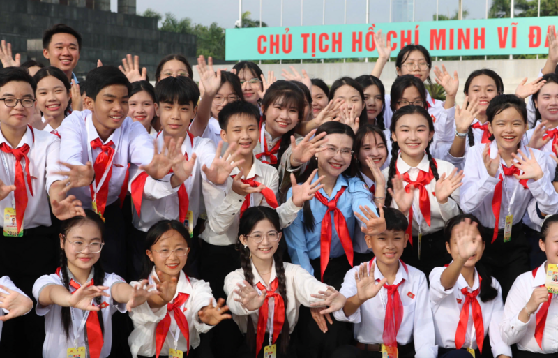 Bí thư Trung ương Đoàn Nguyễn Phạm Duy Trang cùng các đại biểu Phiên họp giả định Quốc hội trẻ em lần thứ hai, năm 2024.