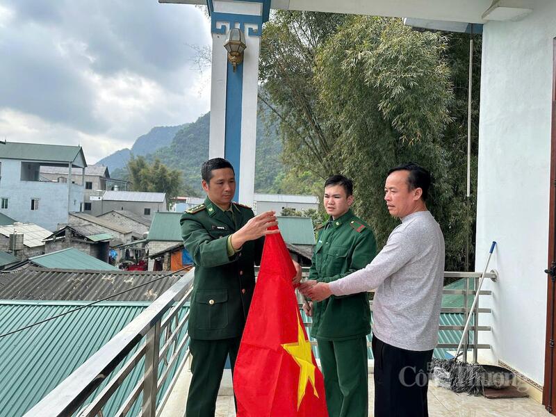 Đồn biên phòng Ngọc Côn (Cao Bằng) tặng cờ tổ quốc cho người dân.