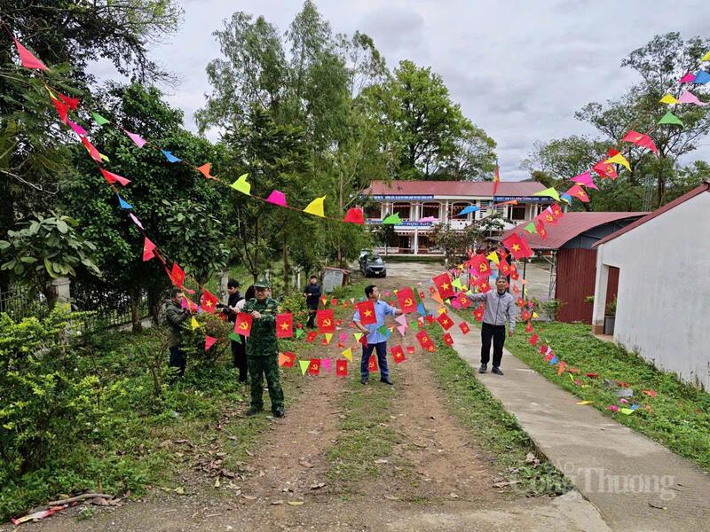 Đồn biên phòng Quang Long (Cao Bằng) cử 8 lượt cán bộ, chiến sĩ tham gia cùng địa phương làm công tác chuẩn bị, trang trí địa điểm bầu cử tại Tổ bầu cử số 7.