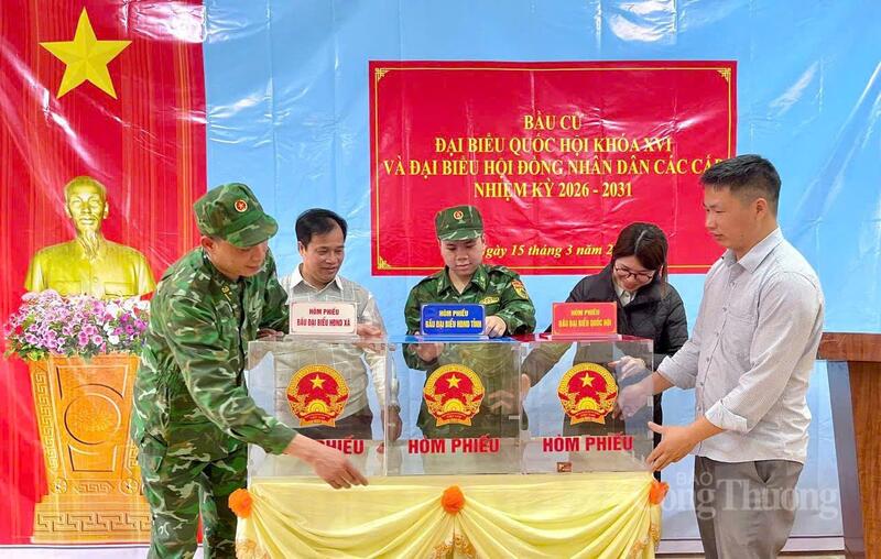 Cán bộ, chiến sĩ đồn biên phòng Quang Long phối hợp với chính quyền địa phương kiểm tra hòm phiếu.