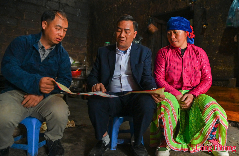 Phó Bí thư Đảng ủy, Chủ tịch UBND xã Lũng Cú Trần Đức Chung (ở giữa) tuyên truyền thông tin về ngày hội bầu cử đến bà con dân tộc xã Lũng Cú.