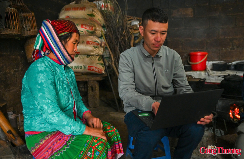 Đối với đặc thù vùng cao như Lũng Cú, những hình thức tuyên truyền lưu động song ngữ luôn phát huy hiệu quả.