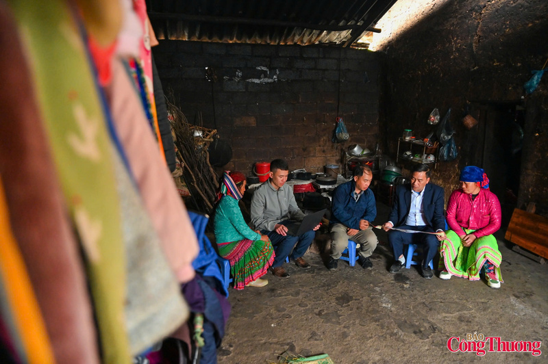 Các cán bộ, chính quyền xã "đi từng ngõ, gõ từng nhà, rà từng đối tượng" để đảm bảo 100% cử tri đi bỏ phiếu đúng giờ, đầy đủ.