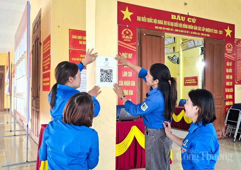 Tại các điểm niêm yết danh sách cử tri và tiểu sử ứng cử viên, thay vì việc người dân phải chen chúc đọc những trang văn bản dày đặc chữ, các cơ sở Đoàn đã sáng tạo thiết lập các điểm quét mã QR.