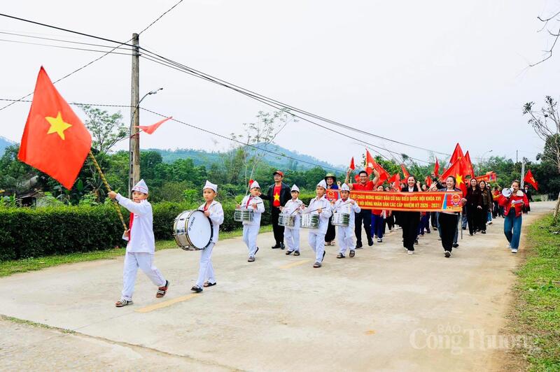 Những hoạt động này không chỉ giúp giảm tải áp lực cho cán bộ cơ sở, mà còn tạo môi trường rèn luyện tuyệt vời cho đoàn viên, thanh niên về lòng yêu nước và ý thức chính trị.