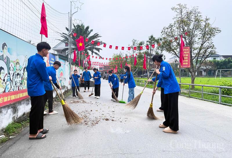 Đoàn viên thanh niên xã Hương Sơn tham gia chỉnh trang khuôn viên các điểm bầu cử, cắm cờ Tổ quốc dọc các tuyến đường.