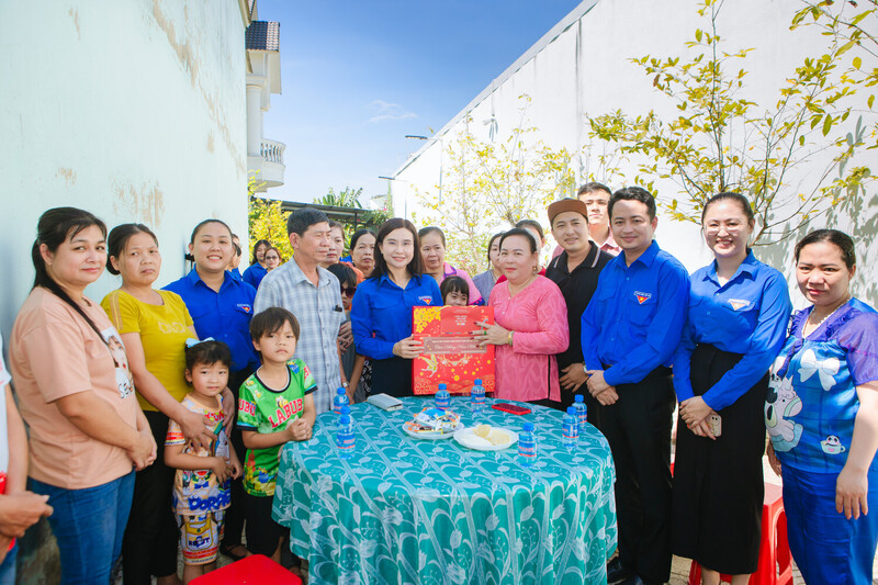 Bí thư Trung ương Đoàn Nguyễn Phạm Duy Trang thăm, chúc Tết công nhân khó khăn. Ảnh: Nguyễn Dũng